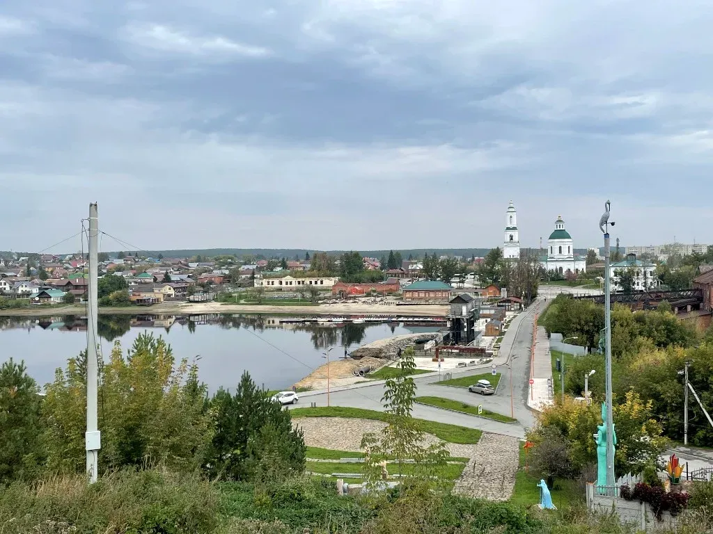 Вид на Сысерть с горы: пруд, церковь и старый центр